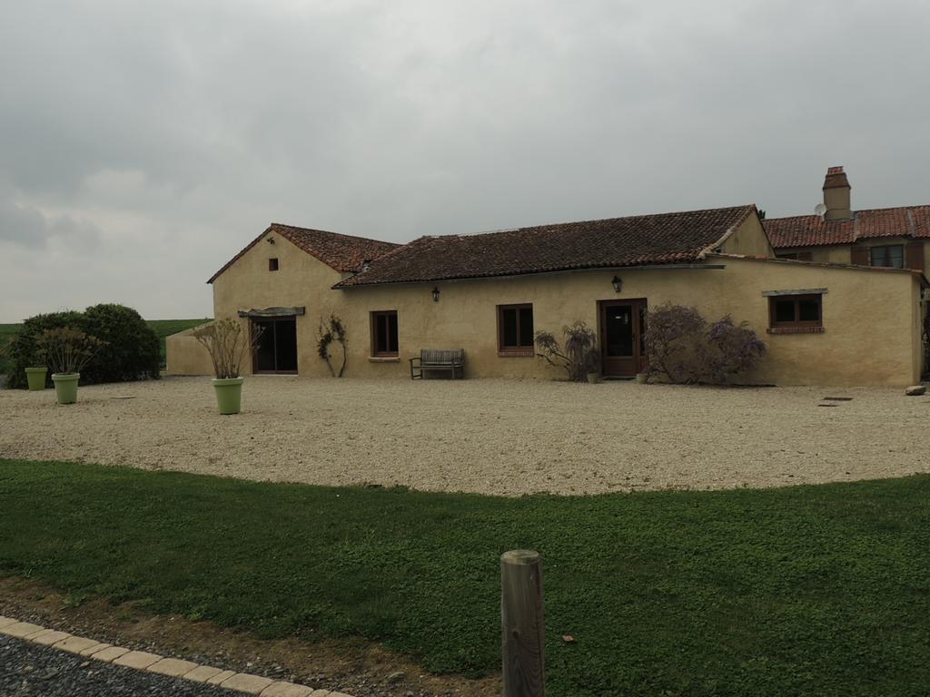 Le Mas D'Anjou Hotel Tigné Kültér fotó